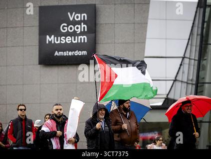 AMSTERDAM – les manifestants se rassemblent à Museumplein pour une manifestation sur la ligne rouge. C'est la troisième fois que cette manifestation est organisée, cette fois pour la première fois à Amsterdam. L'organisation exige « une action du gouvernement pour arrêter le génocide à Gaza ». ANP RAMON VAN FLYMEN pays-bas OUT - belgique OUT Banque D'Images