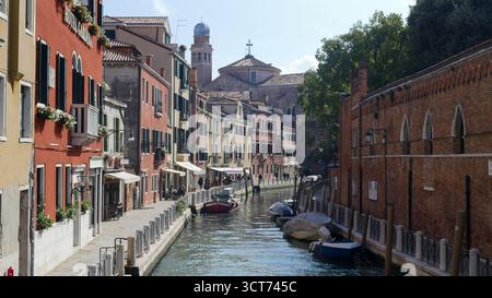 Rue calme dans la ville de Venise, Italie, donnant sur un canal solitaire. Banque D'Images