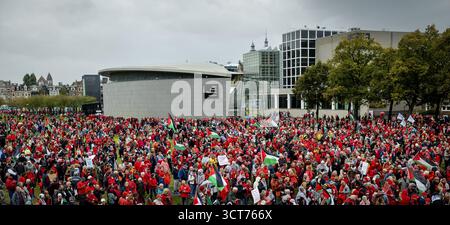 AMSTERDAM – les manifestants se rassemblent à Museumplein pour une manifestation sur la ligne rouge. C'est la troisième fois que cette manifestation est organisée, cette fois pour la première fois à Amsterdam. L'organisation exige « une action du gouvernement pour arrêter le génocide à Gaza ». ANP RAMON VAN FLYMEN pays-bas OUT - belgique OUT Banque D'Images