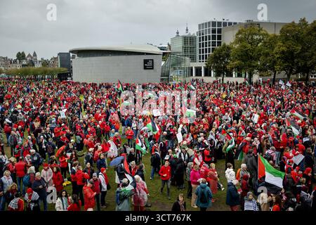AMSTERDAM – les manifestants se rassemblent à Museumplein pour une manifestation sur la ligne rouge. C'est la troisième fois que cette manifestation est organisée, cette fois pour la première fois à Amsterdam. L'organisation exige « une action du gouvernement pour arrêter le génocide à Gaza ». ANP RAMON VAN FLYMEN pays-bas OUT - belgique OUT Banque D'Images