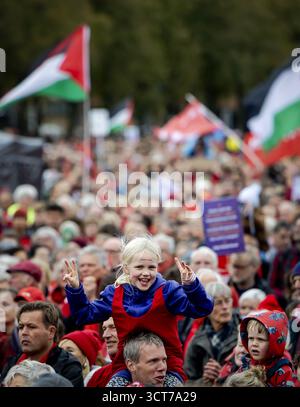 AMSTERDAM – les manifestants se rassemblent à Museumplein pour une manifestation sur la ligne rouge. C'est la troisième fois que cette manifestation est organisée, cette fois pour la première fois à Amsterdam. L'organisation exige « une action du gouvernement pour arrêter le génocide à Gaza ». ANP KOEN VAN WEEL pays-bas Out - belgique Out Banque D'Images