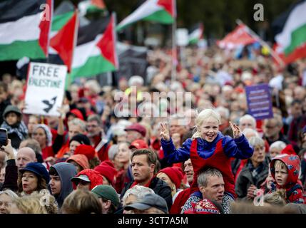 AMSTERDAM – les manifestants se rassemblent à Museumplein pour une manifestation sur la ligne rouge. C'est la troisième fois que cette manifestation est organisée, cette fois pour la première fois à Amsterdam. L'organisation exige « une action du gouvernement pour arrêter le génocide à Gaza ». ANP KOEN VAN WEEL pays-bas Out - belgique Out Banque D'Images