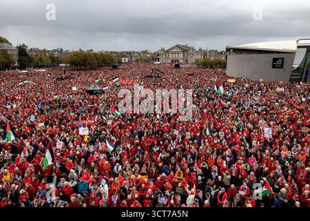 AMSTERDAM – les manifestants se rassemblent à Museumplein pour une manifestation sur la ligne rouge. C'est la troisième fois que cette manifestation est organisée, cette fois pour la première fois à Amsterdam. L'organisation exige « une action du gouvernement pour arrêter le génocide à Gaza ». ANP RAMON VAN FLYMEN pays-bas OUT - belgique OUT Banque D'Images