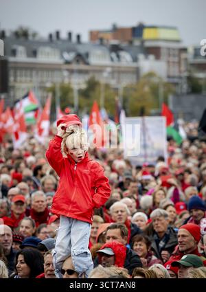AMSTERDAM – les manifestants se rassemblent à Museumplein pour une manifestation sur la ligne rouge. C'est la troisième fois que cette manifestation est organisée, cette fois pour la première fois à Amsterdam. L'organisation exige « une action du gouvernement pour arrêter le génocide à Gaza ». ANP KOEN VAN WEEL pays-bas Out - belgique Out Banque D'Images