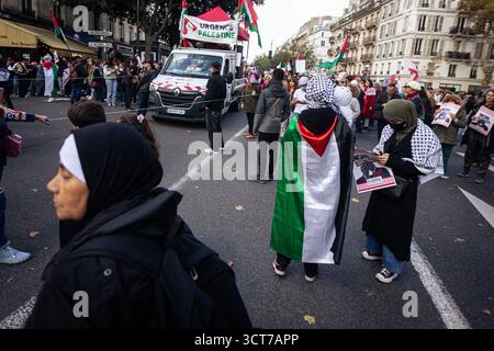 Paris, France. 04 octobre 2025. Des manifestants sont vus lors de la manifestation de soutien à Gaza et à la flottille mondiale d'aide humanitaire Sumud, à Paris. Des manifestants ont manifesté à Paris pour exiger un cessez-le-feu immédiat à Gaza et pour protester contre la détention illégale des membres de l’équipage de la flottille mondiale du Sumud par les autorités israéliennes. Crédit : SOPA images Limited/Alamy Live News Banque D'Images
