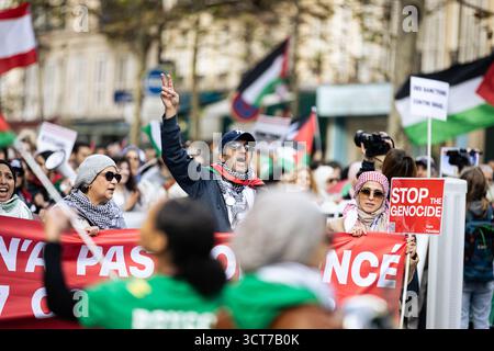 Paris, France. 04 octobre 2025. Un homme proteste pendant la manifestation de soutien à Gaza et à la flottille mondiale de Sumud d'aide humanitaire, à Paris. Des manifestants ont manifesté à Paris pour exiger un cessez-le-feu immédiat à Gaza et pour protester contre la détention illégale des membres de l’équipage de la flottille mondiale du Sumud par les autorités israéliennes. Crédit : SOPA images Limited/Alamy Live News Banque D'Images