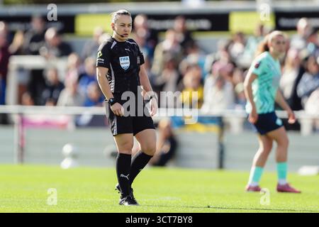 Londres, Royaume-Uni. 05 octobre 2025. Arbitre Emily Heaslip lors du match de Super League FA Womens entre les lionnes de Londres et Liverpool au Copperjax Community Stadium à Londres, en Angleterre. Crédit : SPP Sport Press photo. /Alamy Live News Banque D'Images