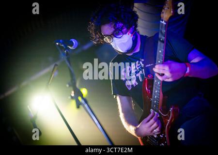Édimbourg, Écosse. Sam 4 octobre 2025. Le groupe indie de Glasgow, The Just Joans, est sur scène au Mash House en ouverture du festival Indiepop All-dayer d'Édimbourg. Les Just Joans se forment à Glasgow en 2005 et sont dirigés par les frères et sœurs David Pope (guitares / chant) et Katie Pope (chant / absent à ce concert pour cause de maladie). Leurs albums studio comprennent « Last Tango in Motherwell », « Buckfast Bottles in the Rain », « The Private Memoirs and confessions of the Just Joans » et devraient sortir leur prochain album « Romantic visions of Scotland » en 2026. Banque D'Images