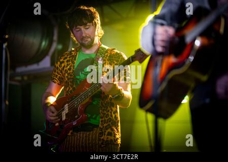 Édimbourg, Écosse. Sam 4 octobre 2025. Le groupe indie de Glasgow, The Just Joans, est sur scène au Mash House en ouverture du festival Indiepop All-dayer d'Édimbourg. Les Just Joans se forment à Glasgow en 2005 et sont dirigés par les frères et sœurs David Pope (guitares / chant) et Katie Pope (chant / absent à ce concert pour cause de maladie). Leurs albums studio comprennent « Last Tango in Motherwell », « Buckfast Bottles in the Rain », « The Private Memoirs and confessions of the Just Joans » et devraient sortir leur prochain album « Romantic visions of Scotland » en 2026. Banque D'Images