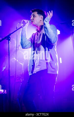 Édimbourg, Écosse. Sam 4 octobre 2025. Le groupe indie de Glasgow, The Just Joans, est sur scène au Mash House en ouverture du festival Indiepop All-dayer d'Édimbourg. Les Just Joans se forment à Glasgow en 2005 et sont dirigés par les frères et sœurs David Pope (guitares / chant) et Katie Pope (chant / absent à ce concert pour cause de maladie). Leurs albums studio comprennent « Last Tango in Motherwell », « Buckfast Bottles in the Rain », « The Private Memoirs and confessions of the Just Joans » et devraient sortir leur prochain album « Romantic visions of Scotland » en 2026. Banque D'Images