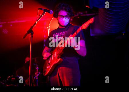 Édimbourg, Écosse. Sam 4 octobre 2025. Le groupe indie de Glasgow, The Just Joans, est sur scène au Mash House en ouverture du festival Indiepop All-dayer d'Édimbourg. Les Just Joans se forment à Glasgow en 2005 et sont dirigés par les frères et sœurs David Pope (guitares / chant) et Katie Pope (chant / absent à ce concert pour cause de maladie). Leurs albums studio comprennent « Last Tango in Motherwell », « Buckfast Bottles in the Rain », « The Private Memoirs and confessions of the Just Joans » et devraient sortir leur prochain album « Romantic visions of Scotland » en 2026. Banque D'Images