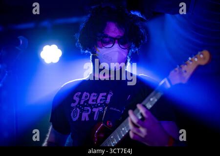Édimbourg, Écosse. Sam 4 octobre 2025. Le groupe indie de Glasgow, The Just Joans, est sur scène au Mash House en ouverture du festival Indiepop All-dayer d'Édimbourg. Les Just Joans se forment à Glasgow en 2005 et sont dirigés par les frères et sœurs David Pope (guitares / chant) et Katie Pope (chant / absent à ce concert pour cause de maladie). Leurs albums studio comprennent « Last Tango in Motherwell », « Buckfast Bottles in the Rain », « The Private Memoirs and confessions of the Just Joans » et devraient sortir leur prochain album « Romantic visions of Scotland » en 2026. Banque D'Images