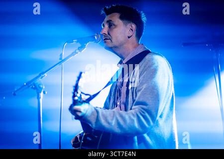 Édimbourg, Écosse. Sam 4 octobre 2025. Le groupe indie de Glasgow, The Just Joans, est sur scène au Mash House en ouverture du festival Indiepop All-dayer d'Édimbourg. Les Just Joans se forment à Glasgow en 2005 et sont dirigés par les frères et sœurs David Pope (guitares / chant) et Katie Pope (chant / absent à ce concert pour cause de maladie). Leurs albums studio comprennent « Last Tango in Motherwell », « Buckfast Bottles in the Rain », « The Private Memoirs and confessions of the Just Joans » et devraient sortir leur prochain album « Romantic visions of Scotland » en 2026. Banque D'Images
