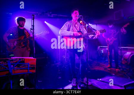 Édimbourg, Écosse. Sam 4 octobre 2025. Le groupe indie de Glasgow, The Just Joans, est sur scène au Mash House en ouverture du festival Indiepop All-dayer d'Édimbourg. Les Just Joans se forment à Glasgow en 2005 et sont dirigés par les frères et sœurs David Pope (guitares / chant) et Katie Pope (chant / absent à ce concert pour cause de maladie). Leurs albums studio comprennent « Last Tango in Motherwell », « Buckfast Bottles in the Rain », « The Private Memoirs and confessions of the Just Joans » et devraient sortir leur prochain album « Romantic visions of Scotland » en 2026. Banque D'Images
