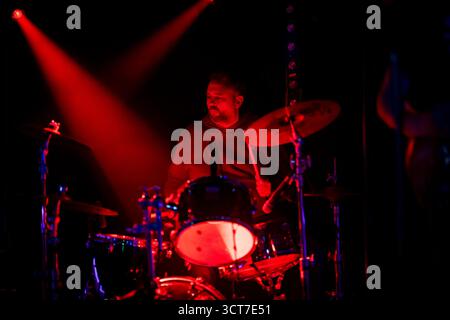 Édimbourg, Écosse. Sam 4 octobre 2025. Le groupe indie de Glasgow, The Just Joans, est sur scène au Mash House en ouverture du festival Indiepop All-dayer d'Édimbourg. Les Just Joans se forment à Glasgow en 2005 et sont dirigés par les frères et sœurs David Pope (guitares / chant) et Katie Pope (chant / absent à ce concert pour cause de maladie). Leurs albums studio comprennent « Last Tango in Motherwell », « Buckfast Bottles in the Rain », « The Private Memoirs and confessions of the Just Joans » et devraient sortir leur prochain album « Romantic visions of Scotland » en 2026. Banque D'Images