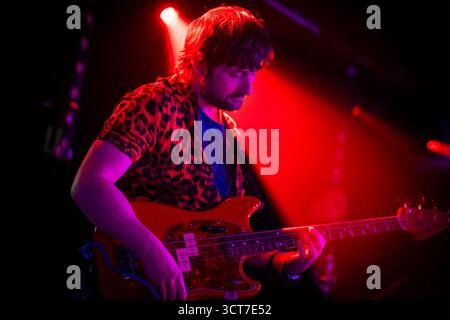 Édimbourg, Écosse. Sam 4 octobre 2025. Le groupe indie de Glasgow, The Just Joans, est sur scène au Mash House en ouverture du festival Indiepop All-dayer d'Édimbourg. Les Just Joans se forment à Glasgow en 2005 et sont dirigés par les frères et sœurs David Pope (guitares / chant) et Katie Pope (chant / absent à ce concert pour cause de maladie). Leurs albums studio comprennent « Last Tango in Motherwell », « Buckfast Bottles in the Rain », « The Private Memoirs and confessions of the Just Joans » et devraient sortir leur prochain album « Romantic visions of Scotland » en 2026. Banque D'Images