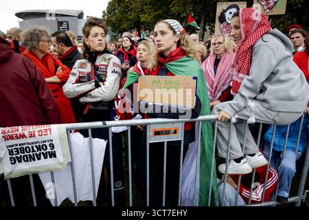 AMSTERDAM – les manifestants se rassemblent à Museumplein pour une manifestation sur la ligne rouge. C'est la troisième fois que cette manifestation est organisée, cette fois pour la première fois à Amsterdam. L'organisation exige « une action du gouvernement pour arrêter le génocide à Gaza ». ANP RAMON VAN FLYMEN pays-bas OUT - belgique OUT Banque D'Images