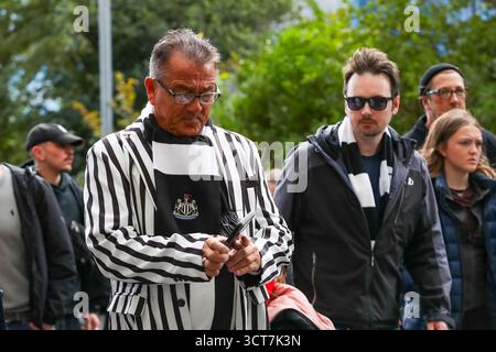 Newcastle, Royaume-Uni. 05 octobre 2025. Les fans de Newcastle arrivent lors du match de Newcastle United FC contre Nottingham Forest FC English premier League au St.James' Park, Newcastle, Angleterre, Royaume-Uni le 5 octobre 2025 crédit : Lee Keuneke/Every second Media crédit : Every second Media/Alamy Live News Banque D'Images