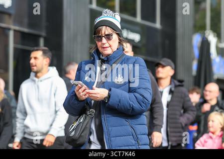 Newcastle, Royaume-Uni. 05 octobre 2025. Les fans de Newcastle arrivent lors du match de Newcastle United FC contre Nottingham Forest FC English premier League au St.James' Park, Newcastle, Angleterre, Royaume-Uni le 5 octobre 2025 crédit : Lee Keuneke/Every second Media crédit : Every second Media/Alamy Live News Banque D'Images