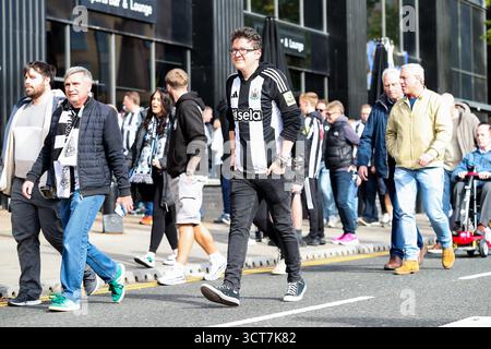 Newcastle, Royaume-Uni. 05 octobre 2025. Les fans de Newcastle arrivent lors du match de Newcastle United FC contre Nottingham Forest FC English premier League au St.James' Park, Newcastle, Angleterre, Royaume-Uni le 5 octobre 2025 crédit : Lee Keuneke/Every second Media crédit : Every second Media/Alamy Live News Banque D'Images