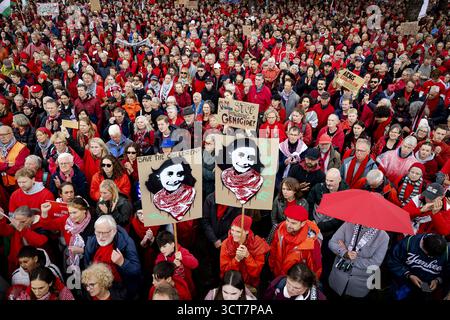 AMSTERDAM – les manifestants se rassemblent à Museumplein pour une manifestation sur la ligne rouge. C'est la troisième fois que cette manifestation est organisée, cette fois pour la première fois à Amsterdam. L'organisation exige « une action du gouvernement pour arrêter le génocide à Gaza ». ANP RAMON VAN FLYMEN pays-bas OUT - belgique OUT Banque D'Images