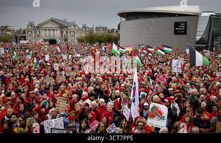 AMSTERDAM – les manifestants se rassemblent à Museumplein pour une manifestation sur la ligne rouge. C'est la troisième fois que cette manifestation est organisée, cette fois pour la première fois à Amsterdam. L'organisation exige « une action du gouvernement pour arrêter le génocide à Gaza ». ANP RAMON VAN FLYMEN pays-bas OUT - belgique OUT Banque D'Images