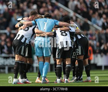 Newcastle, Royaume-Uni. 05 octobre 2025. Un caucus de groupe de Newcastle lors du match de premier League Newcastle United vs Nottingham Forest au James's Park, Newcastle, Royaume-Uni, le 5 octobre 2025 (photo Mark Cosgrove/News images) à Newcastle, Royaume-Uni le 5/10/2025. (Photo de Mark Cosgrove/News images/SIPA USA) crédit : SIPA USA/Alamy Live News Banque D'Images