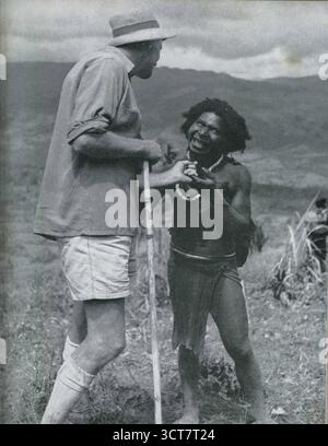 Photographie des années 1960 de Maslyn Williams, auteur de 'Stone Age Island, sept ans en Nouvelle Guinée', avec Avarabuni du peuple Duna. Il était le guide personnel de l'auteur qui avait été soigné au camp de l'auteur pour une flèche dans le dos. Les Duna sont un peuple indigène de Papouasie-Nouvelle-Guinée (également connu sous le nom de Yuna) qui vit dans la zone nord-ouest de la province des Hautes-terres du Sud, Papouasie-Nouvelle-Guinée. 1964 Banque D'Images