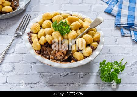 Tarte au bœuf et aux champignons garnie de gnocchi de pommes de terre Banque D'Images