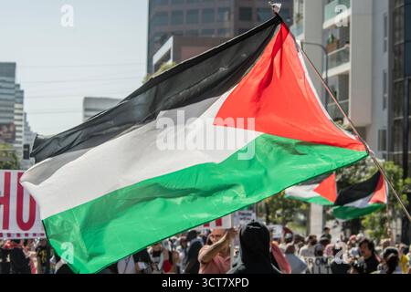 Los Angeles, États-Unis. 04 octobre 2025. Le mouvement de la jeunesse palestinienne LA-OC-IE appelle à une mobilisation pour protester contre les deux ans du génocide américano-israélien en cours à Gaza. Aujourd'hui, les membres de la communauté à travers LA-OC-IE sont descendus dans les rues du consulat sioniste pour dire clairement que tant que Gaza sera attaquée, nous nous battrons à leurs côtés jusqu'à ce que le génocide soit terminé et que ses auteurs soient tenus responsables. (Photo d'Alberto Sibaja/Pacific Press) crédit : Pacific Press Media production Corp./Alamy Live News Banque D'Images