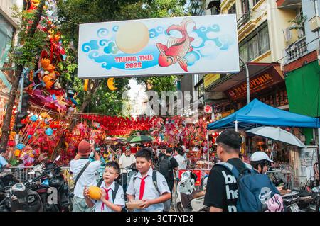 Hanoi, Vietnam. 3 octobre 2025. Cette photo prise le 3 octobre 2025 montre une rue décorée de lanternes et d'objets festifs pour le prochain Festival de la mi-automne à Hanoi, Vietnam. Alors que le festival de la mi-automne approche, le vieux quartier de Hanoi brille sous la lumière chaude des lanternes, avec des familles et des visiteurs remplissant la rue Hang ma pour célébrer l'une des fêtes traditionnelles les plus appréciées du Vietnam. POUR ALLER AVEC 'Feature : le vieux quartier de Hanoi brille à l'approche du festival de la mi-automne' crédit : Dang Hong Dung/Xinhua/Alamy Live News Banque D'Images
