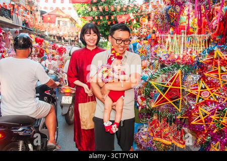 Hanoi, Vietnam. 3 octobre 2025. Les visiteurs magasinent pour le Festival de la mi-automne sur la rue Hang ma à Hanoi, Vietnam, Oct. 3, 2025. Alors que le festival de la mi-automne approche, le vieux quartier de Hanoi brille sous la lumière chaude des lanternes, avec des familles et des visiteurs remplissant la rue Hang ma pour célébrer l'une des fêtes traditionnelles les plus appréciées du Vietnam. POUR ALLER AVEC 'Feature : le vieux quartier de Hanoi brille à l'approche du festival de la mi-automne' crédit : Dang Hong Dung/Xinhua/Alamy Live News Banque D'Images