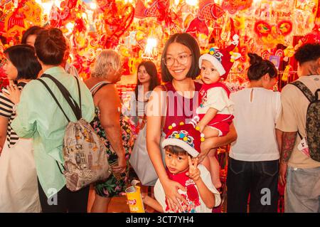 Hanoi, Vietnam. 3 octobre 2025. Les visiteurs magasinent pour le Festival de la mi-automne sur la rue Hang ma à Hanoi, Vietnam, Oct. 3, 2025. Alors que le festival de la mi-automne approche, le vieux quartier de Hanoi brille sous la lumière chaude des lanternes, avec des familles et des visiteurs remplissant la rue Hang ma pour célébrer l'une des fêtes traditionnelles les plus appréciées du Vietnam. POUR ALLER AVEC 'Feature : le vieux quartier de Hanoi brille à l'approche du festival de la mi-automne' crédit : Dang Hong Dung/Xinhua/Alamy Live News Banque D'Images