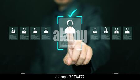 Responsable des ressources humaines analysant les profils des candidats sur écran virtuel. Concept moderne de recrutement numérique, sélection de candidats IA, analyse RH, a Banque D'Images