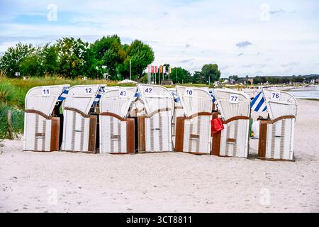 Zum Abtransport gesammelte Strandkörbe zum Ende der Sommersaison in Scharbeutz, Schleswig-Holstein, Deutschland *** chaises de plage collectées pour être enlevées à la fin de la saison estivale à Scharbeutz, Schleswig Holstein, Allemagne Banque D'Images