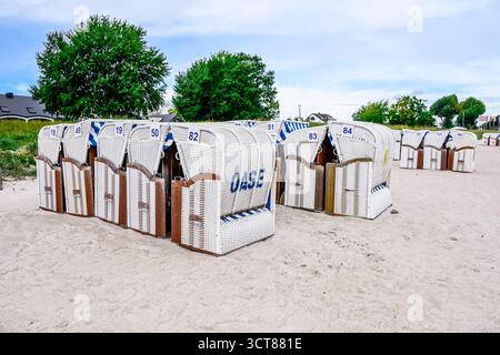 Zum Abtransport gesammelte Strandkörbe zum Ende der Sommersaison in Scharbeutz, Schleswig-Holstein, Deutschland *** chaises de plage collectées pour être enlevées à la fin de la saison estivale à Scharbeutz, Schleswig Holstein, Allemagne Banque D'Images