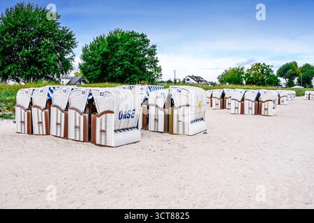 Zum Abtransport gesammelte Strandkörbe zum Ende der Sommersaison in Scharbeutz, Schleswig-Holstein, Deutschland *** chaises de plage collectées pour être enlevées à la fin de la saison estivale à Scharbeutz, Schleswig Holstein, Allemagne Banque D'Images
