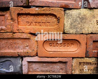 Le musée des moteurs Anson est l'un des plus grands musées des moteurs d'Europe. Présentoir empilé de vieilles briques dont une de Glossop et Clayton & Co. Banque D'Images