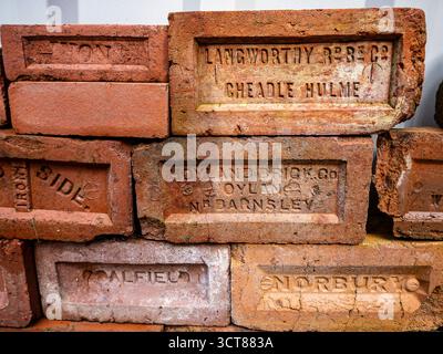Le musée des moteurs Anson est l'un des plus grands musées des moteurs d'Europe. Exposition empilée de vieilles briques avec une de Snobury et Cheadle Hulme. Banque D'Images