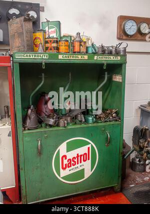 Le musée des moteurs Anson est l'un des plus grands musées des moteurs d'Europe. Avec une armoire de distribution d'huile Castrol Motor pour 3 types d'huile. Banque D'Images