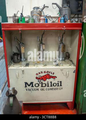 Le musée des moteurs Anson est l'un des plus grands musées des moteurs d'Europe. Gargoyle Mobiloil Vacuum Oil Company Ltd distribuant placard avec des bidons d'huile. Banque D'Images