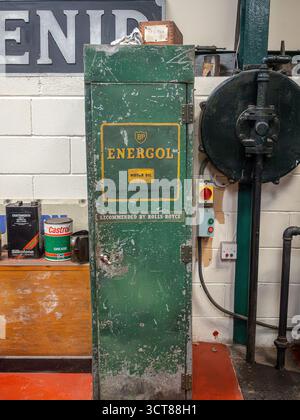 Le musée des moteurs Anson est l'un des plus grands musées des moteurs d'Europe. Un casier publicitaire Green BP Energol Motor Oil. Banque D'Images