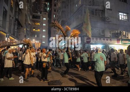 Hong Kong, Chine. 05 octobre 2025. Les villageois de Tai Hang à Hong Kong exécutent une danse de dragon de feu dans le cadre des célébrations du Festival de la Lune dans la ville. Hong Kong, Chine, 5 octobre 2025, crédit : DJ Clark crédit : DJ Clark/Alamy Live News Banque D'Images