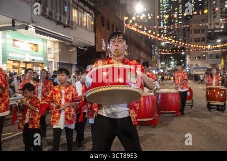 Hong Kong, Chine. 05 octobre 2025. Les villageois de Tai Hang à Hong Kong exécutent une danse de dragon de feu dans le cadre des célébrations du Festival de la Lune dans la ville. Hong Kong, Chine, 5 octobre 2025, crédit : DJ Clark crédit : DJ Clark/Alamy Live News Banque D'Images