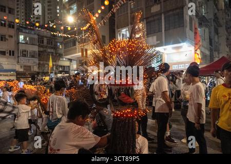 Hong Kong, Chine. 05 octobre 2025. Les villageois de Tai Hang à Hong Kong exécutent une danse de dragon de feu dans le cadre des célébrations du Festival de la Lune dans la ville. Hong Kong, Chine, 5 octobre 2025, crédit : DJ Clark crédit : DJ Clark/Alamy Live News Banque D'Images