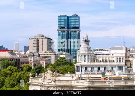 Madrid Espagne - 13 août 2025 : bâtiments historiques et modernes vus d'un toit à Madrid Espagne Banque D'Images
