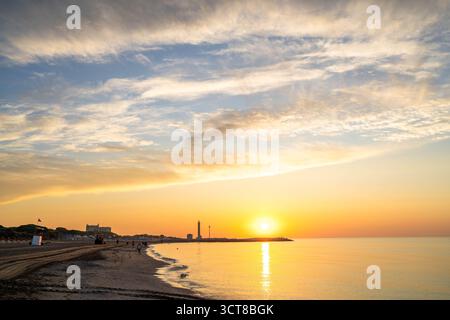 Lever du soleil à Ca'Savio Italie sur la mer Égée près de Venise avec Un phare au loin Banque D'Images
