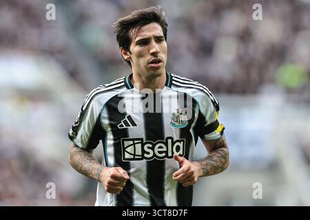 Newcastle, Royaume-Uni. 05 octobre 2025. Sandro TONALi de Newcastle s'est défait lors du match de premier League Newcastle United vs Nottingham Forest au James's Park, Newcastle, Royaume-Uni, le 5 octobre 2025 (photo Mark Cosgrove/News images) à Newcastle, Royaume-Uni, le 05/10/2025. (Photo de Mark Cosgrove/News images/SIPA USA) crédit : SIPA USA/Alamy Live News Banque D'Images