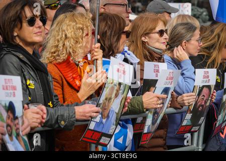 Londres, Royaume-Uni. 05 octobre 2025. Un événement commémoratif est organisé sur Trafalgar Square à Londres à l'approche de l'anniversaire des attentats du 7 octobre en Israël, pour honorer les vies perdues et appeler à la libération de tous les otages. L'événement est organisé par le Board of Deputies of British Jewish (BDBJ), en coopération avec le Jewish leadership Council et d'autres organisations. Crédit : Imageplotter/Alamy Live News Banque D'Images