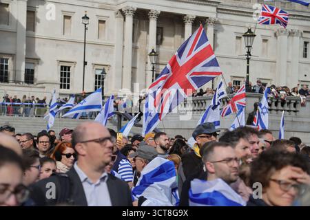 Londres, Royaume-Uni. 05 octobre 2025. Londres, Royaume-Uni - 05 octobre 2025. La communauté juive organise une commémoration du deuxième anniversaire de l'attaque du 7 octobre à Trafalgar Square, dans un climat de sécurité renforcée. Crédit : Uwe Deffner/Alamy Live News Banque D'Images